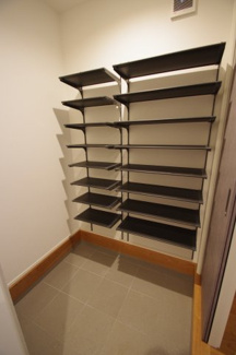 【収納】 | 【仲介手数料無料！！】稲城市平尾4丁目　新築戸建て（全16棟）6号棟　5880万円 | シューズインクローゼットはウォークインクローゼットとつながっています。