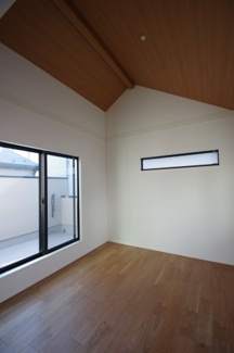 【居間・リビング】 | 【仲介手数料無料！！】稲城市平尾4丁目　新築戸建て（全16棟）6号棟　5880万円 | 勾配天井