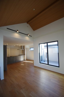 【居間・リビング】 | 【仲介手数料無料！！】稲城市平尾4丁目　新築戸建て（全16棟）6号棟　5880万円 | 高い天井になっています。