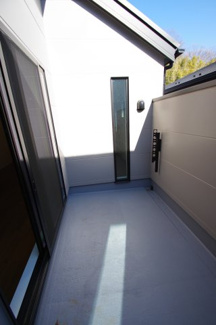 【バルコニー】 | 【仲介手数料無料！！】稲城市平尾4丁目　新築戸建て（全16棟）6号棟　5880万円 | プライバシーに配慮したワイドバルコニー