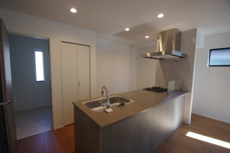 【キッチン】 | 【仲介手数料無料！！】稲城市平尾4丁目　新築戸建て（全16棟）6号棟　5880万円 | アイランドキッチンに近いレイアウトになっています。