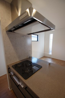 【キッチン】 | 【仲介手数料無料！！】稲城市平尾4丁目　新築戸建て（全16棟）6号棟　5880万円 | フラット型レンジフード