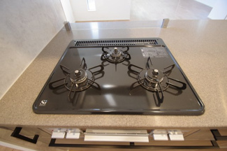 【キッチン】 | 【仲介手数料無料！！】稲城市平尾4丁目　新築戸建て（全16棟）6号棟　5880万円 | コンロ