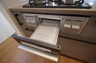 【キッチン】 | 【仲介手数料無料！！】稲城市平尾4丁目　新築戸建て（全16棟）6号棟　5880万円 | グリル