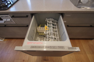 【キッチン】 | 【仲介手数料無料！！】稲城市平尾4丁目　新築戸建て（全16棟）6号棟　5880万円 | ビルトイン食洗機