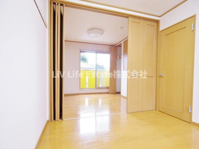 せせらぎ夏秋の洋室