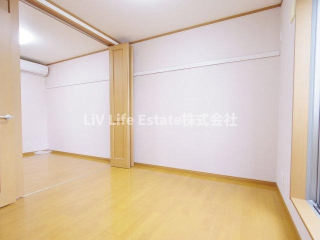 せせらぎ夏秋の洋室