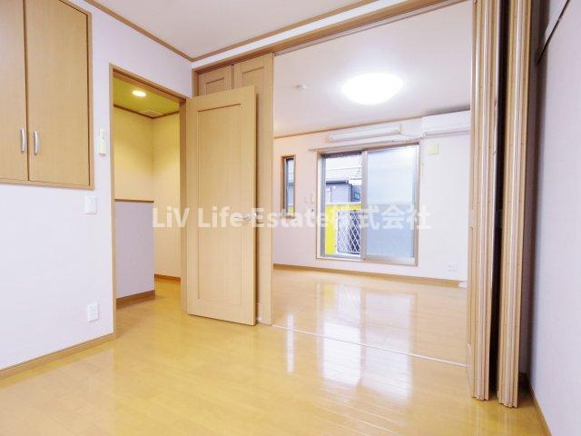 せせらぎ夏秋の洋室