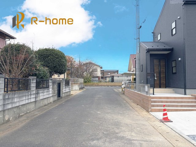 小美玉市清風台団地5期　新築戸建て　1号棟の前面道路含む現地写真|堂々！建物完成♪実際のお部屋をご見学可能です♪
ご見学が一番の資料！お気軽にお問い合わせ下さい♪