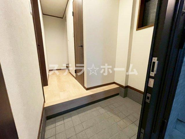 横堤3 中古戸建の玄関|明るい玄関です