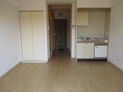 【居間・リビング】 | ハイム鳩ヶ瀬 | お部屋の幅があるので家具のレイアウトも自由です