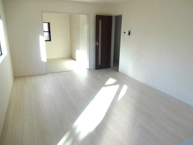 リーブルガーデン  小美玉市清風台団地　5期　限定1棟！の前面道路含む現地写真|西側5.7メートル公道。車庫入れラクラクです。