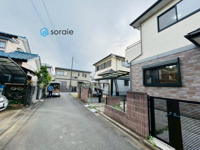 川越市今成1丁目　中古戸建ての前面道路含む現地写真|令和7年11月6日撮影。