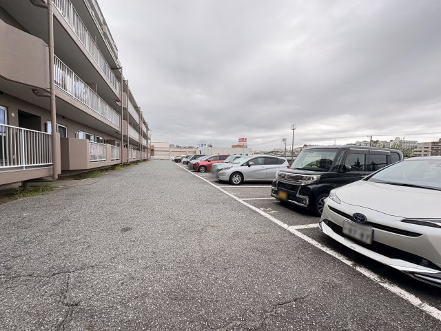 サンヴェール朝霧が丘A棟の駐車場