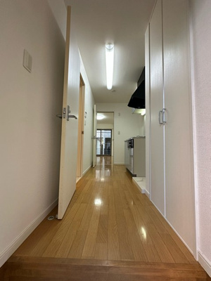 【玄関】 | ボヌール | 玄関から室内への景観です！キッチンの奥に洋室8.1帖のお部屋があります♪