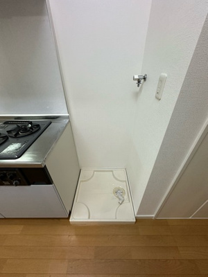 【設備】 | ボヌール | キッチンにある室内洗濯機置き場です♪防水パンが付いているので万が一の漏水にも安心です！室内に置けるので洗濯機が傷みにくい☆
