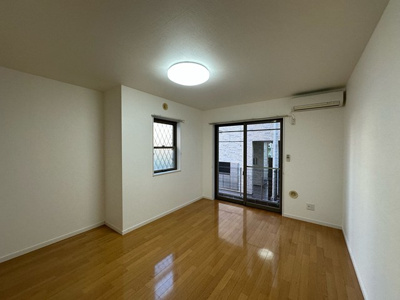 【洋室】 | ボヌール | 南東向き洋室8.1帖☆テラスに繋がる角部屋二面採光のお部屋です！エアコン付きで1年中快適に過ごせますね☆