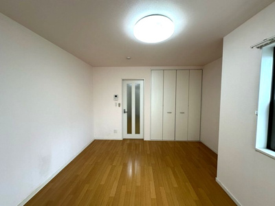 【寝室】 | ボヌール | 南東向き洋室8.1帖☆クローゼットがあります♪お洋服がスッキリ収納できて、整理しやすくなりますね☆