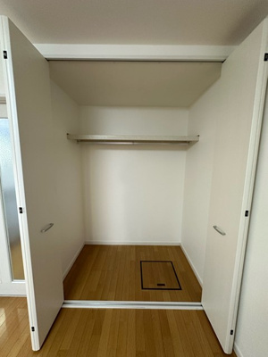 【収納】 | ボヌール | 洋室8.1帖のお部屋にあるクローゼットです♪お洋服もしわにならず、キレイに収納できます☆