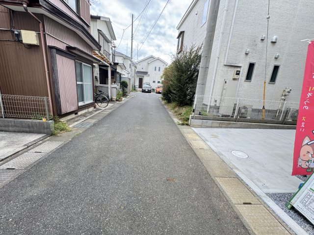 三郷市中央５丁目新築戸建（中央７期）の前面道路含む現地写真|東側前面道路