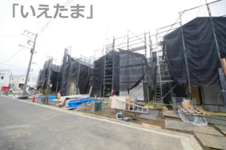 【外観】 | 【仲介手数料無料！！】稲城市平尾4丁目　新築戸建て（全16棟）8号棟　6180万円 | 令和7年10月12日撮影　建築中　8号棟