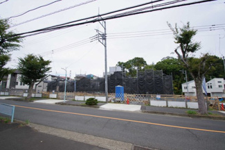 【前面道路含む現地写真】 | 【仲介手数料無料！！】稲城市平尾4丁目　新築戸建て（全16棟）8号棟　6180万円