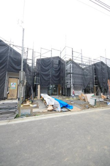 【外観】 | 【仲介手数料無料！！】稲城市平尾4丁目　新築戸建て（全16棟）8号棟　6180万円 | 令和7年10月12日撮影　建築中　8号棟