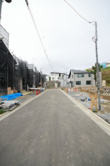 【前面道路含む現地写真】 | 【仲介手数料無料！！】稲城市平尾4丁目　新築戸建て（全16棟）8号棟　6180万円 | 令和7年10月12日撮影　建築中