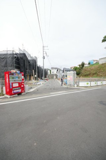 【前面道路含む現地写真】 | 【仲介手数料無料！！】稲城市平尾4丁目　新築戸建て（全16棟）8号棟　6180万円