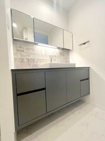 トラピッチェエメラルドの独立洗面台