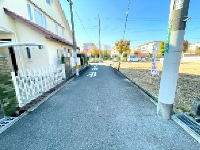 【前面道路含む現地写真】 | 高槻市柳川町２丁目　建築条件無し売土地♪ | 【現地写真】
建築条件無しの土地売り！！
お好きな工務店・ハウスメーカーで建築可能♪
整形地・平坦地！
南側接道！陽当たり良好♪
前面道路広々4.9ｍ以上！
