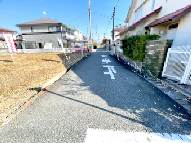 【前面道路含む現地写真】 | 高槻市柳川町２丁目　建築条件無し売土地♪ | 【現地写真】
建築条件無しの土地売り！！
お好きな工務店・ハウスメーカーで建築可能♪
整形地・平坦地！
南側接道！陽当たり良好♪
前面道路広々4.9ｍ以上！