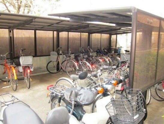 志木市柏町４丁目の賃貸マンションの駐車場