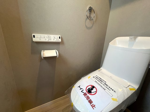 制震ダンパーで揺れ軽減！長湯注意な浴室TVある【都筑区川和町】新築戸建のトイレ|落ち着いた色調のトイレです