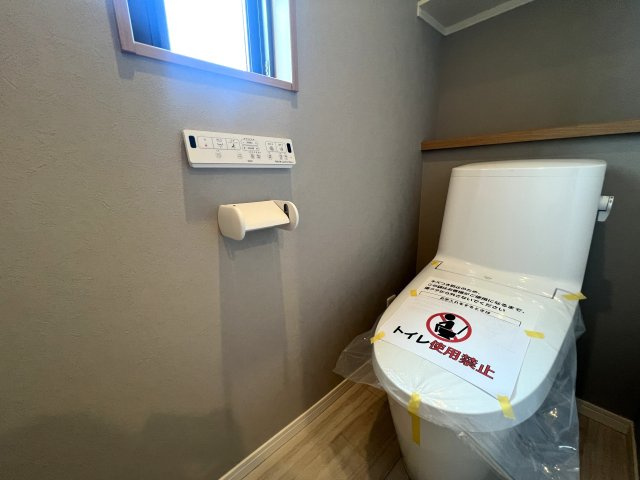 制震ダンパーで揺れ軽減！長湯注意な浴室TVある【都筑区川和町】新築戸建のトイレ|清潔感のあるトイレです