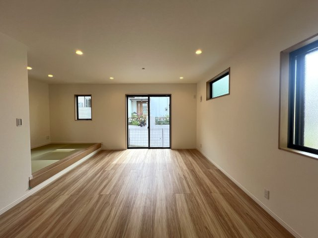 制震ダンパーで揺れ軽減！長湯注意な浴室TVある【都筑区川和町】新築戸建の居間・リビング|ゆったり過ごせるリビングです