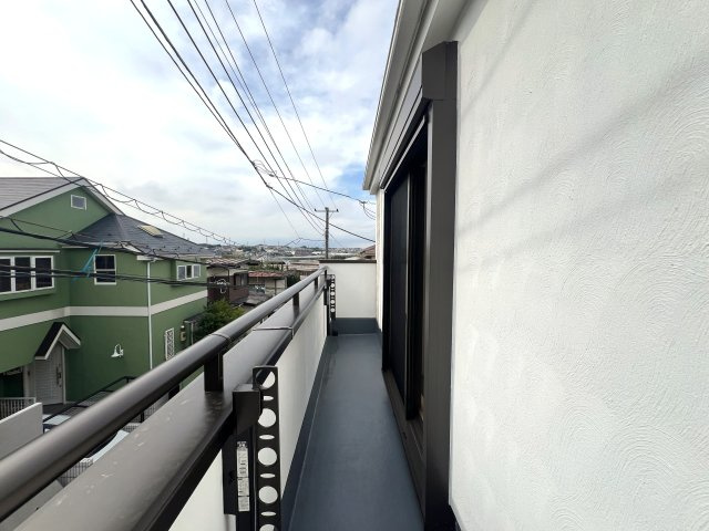 制震ダンパーで揺れ軽減！長湯注意な浴室TVある【都筑区川和町】新築戸建のバルコニー|外からの目が気にならないバルコニーで洗濯物が干せます