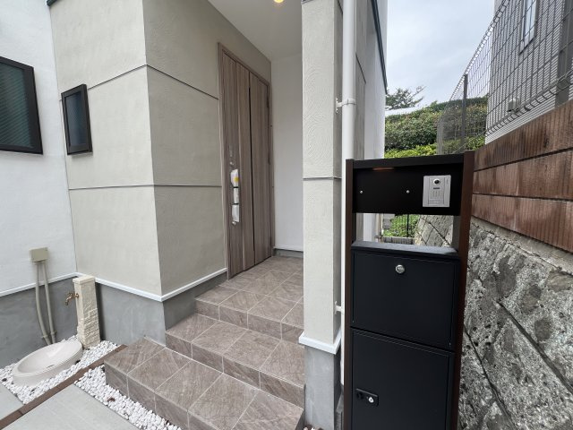 制震ダンパーで揺れ軽減！長湯注意な浴室TVある【都筑区川和町】新築戸建のエントランス