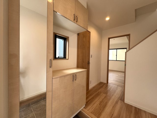 制震ダンパーで揺れ軽減！長湯注意な浴室TVある【都筑区川和町】新築戸建の玄関|ゆったりとした玄関です