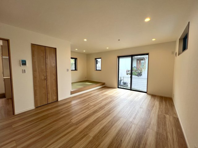 制震ダンパーで揺れ軽減！長湯注意な浴室TVある【都筑区川和町】新築戸建の居間・リビング|こちらのリビングで趣味の時間をお楽しみください