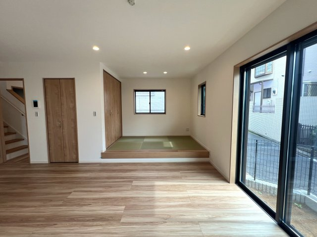 制震ダンパーで揺れ軽減！長湯注意な浴室TVある【都筑区川和町】新築戸建の居間・リビング|使いやすい居間です