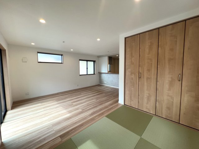 制震ダンパーで揺れ軽減！長湯注意な浴室TVある【都筑区川和町】新築戸建の居間・リビング|使いやすい居間です