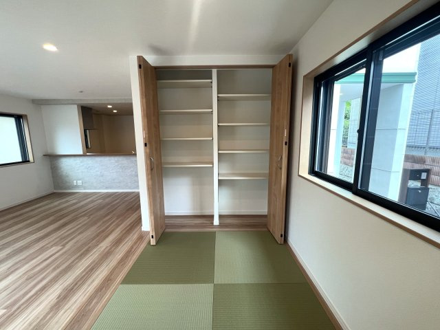 制震ダンパーで揺れ軽減！長湯注意な浴室TVある【都筑区川和町】新築戸建の居間・リビング|ゆったりとした居間です