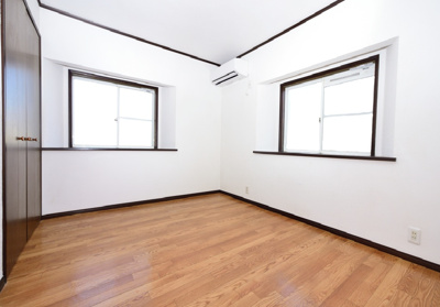 【洋室】 | パレス・エスポアⅠ | 角部屋・出窓有・明るいお部屋です。