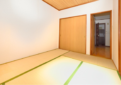 【和室】 | パレス・エスポアⅠ | 畳の香りが心和みます。