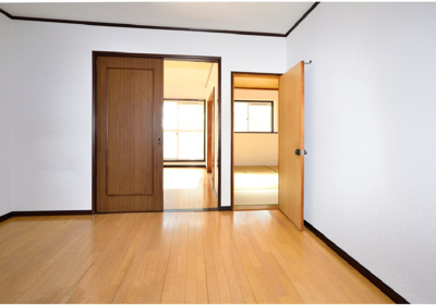 【居間・リビング】 | パレス・エスポアⅠ | リビングから和室が眺めます。