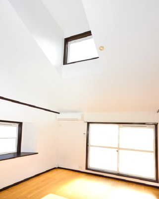 【洋室】 | パレス・エスポアⅠ | 天井が高く開放感満点・出窓有