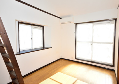 【洋室】 | パレス・エスポアⅠ | ロフトから見た洋室