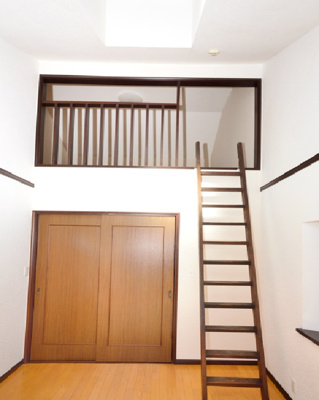 【その他】 | パレス・エスポアⅠ | 洋室からロフトが見えます。