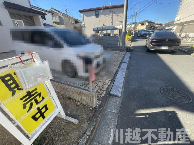 買い物便利な立地ですの前面道路含む現地写真|買主様を支えるプロがいる